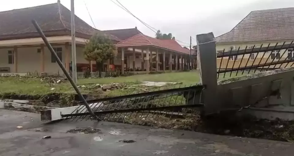 Pagar RSUD Muaradua ambruk diduga karena hujan deras dan air menggenang di sekitar pagar.