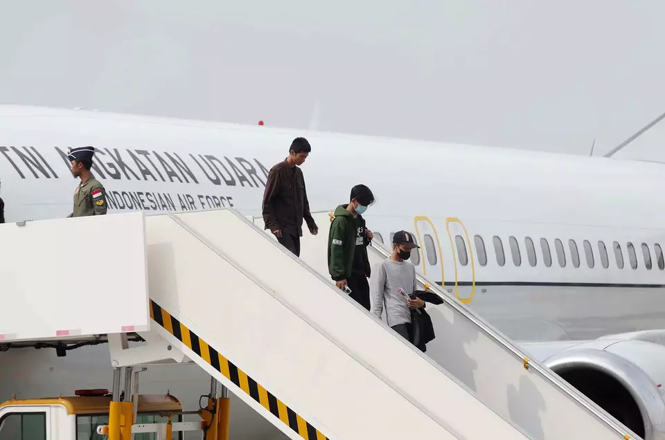 Warga Negara Indonesia (WNI) yang dievakuasi dari Sudan tiba di Lanud Halim Perdanakusuma, Jakarta, Senin (1/5/2023).