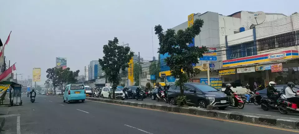 Kemacetan lalu lintas terjadi di Ciputat, Tangerang Selatan, pada hari pertama masuk sekolah sesuai libur Lebaran, Selasa 2 Mei 2023.