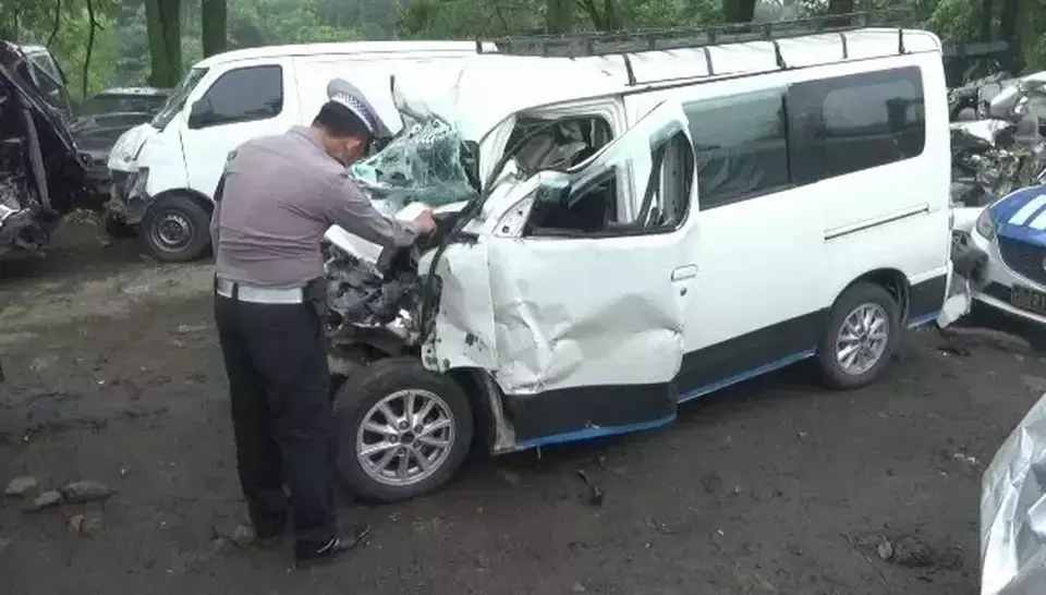 Minibus sarat penumpang menabrak truk di ruas Tol Cipularang, Purwakarta, Jawa Barat, Selasa 2 Mei 2023.
