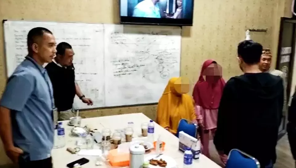 Penyidik Polda Metro Jaya melakukan pemeriksaan terhadap keluarga dan tetangga Mustopa (60 tahun) pelaku penembakan Kantor MUI Pusat, Jakarta, Rabu, 3 Mei 2023.