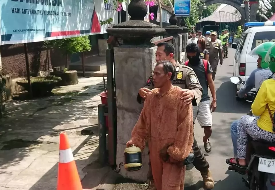 Seorang pengamen ditangkap Satpol PP di Kabupaten Tulungagung, Jawa Timur, Kamis 4 Mei 2023.