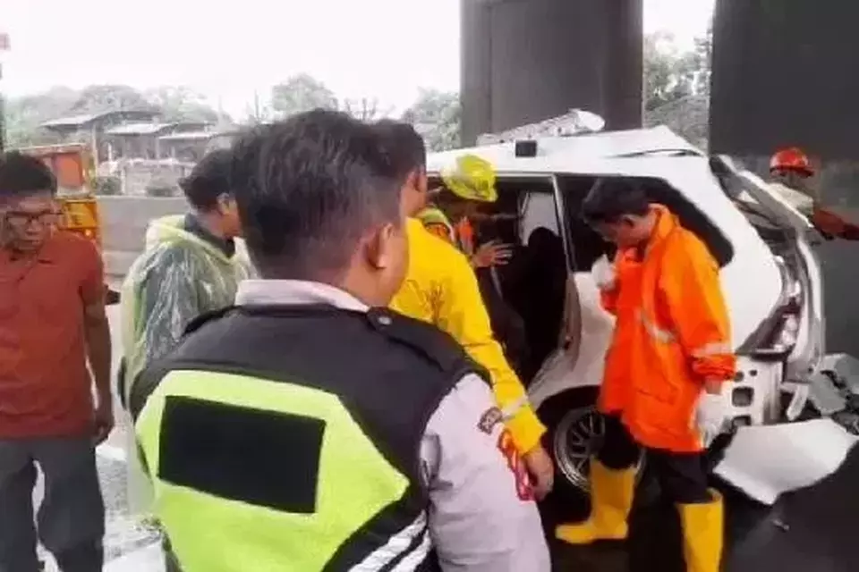 Truk Tabrak 2 Minibus Di Gerbang Tol Cikupa