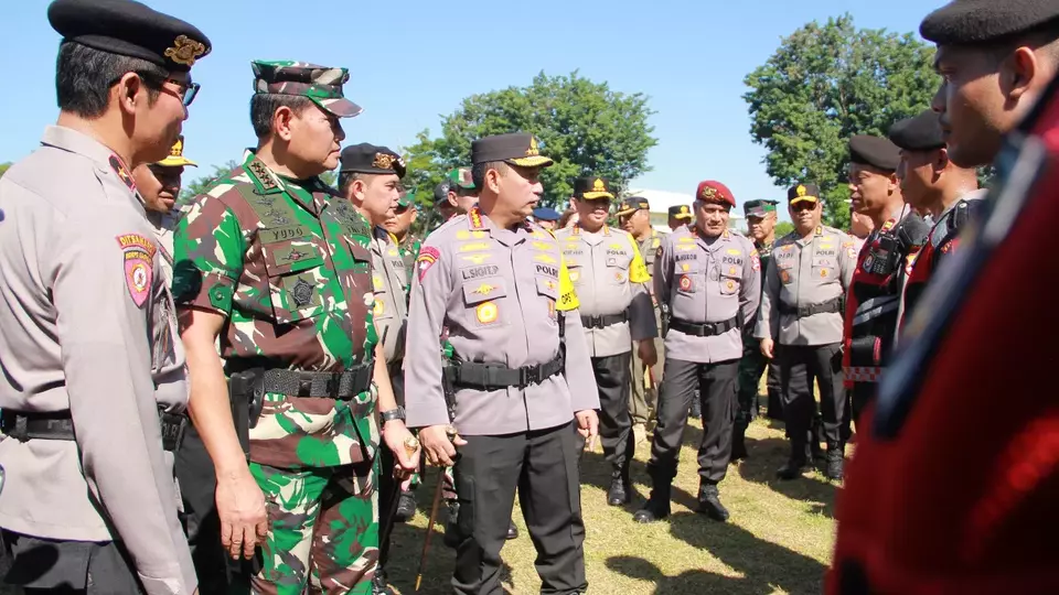 Kapolri bersama Panglima TNI meninjau kesiapan personel yang akan bertugas mengamankan pelaksanaan KTT ASEAN di Labuan Bajo, Nusa Tenggara Timur, 9-11 Mei 2023.