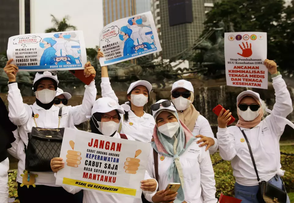 Tenaga medis dan tenaga kesehatan dari sejumlah organisasi profesi kesehatan menggelar aksi demonstrasi menolak pembahasan RUU Kesehatan di kawasan Patung Kuda, Jakarta, Senin, 8 Mei 2023.