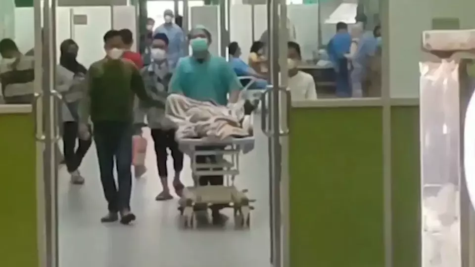 Suasana tenaga kesehatan di RSUD dr Soetomo Surabaya saat bekerja melayani pasien, Senin, 8 Mei 2023.