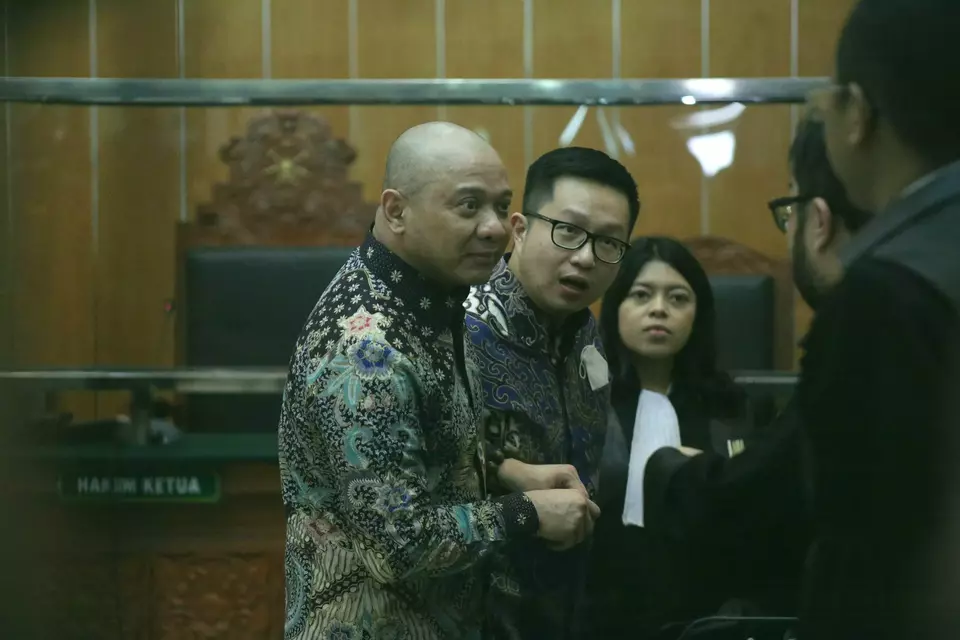 Terdakwa Irjen Pol. Teddy Minahasa (kiri) berbincang dengan tim kuasa hukumnya usai menjalani sidang putusan di Pengadilan Negeri Jakarta Barat, Selasa 9 Mei 2023.