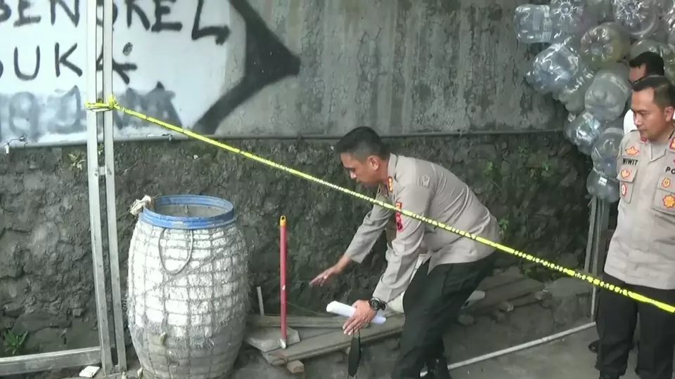 Polisi olah tempat kejadian perkara (TKP) kasus pembunuhan pemilik usaha isi ulang galon di Jalan Mulawarman, Kecamatan Tembalang, Kota Semarang, Selasa, 9 Mei 2023. 