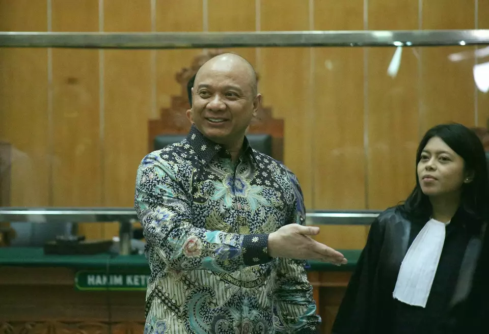 Terdakwa Irjen Pol. Teddy Minahasa (tengah) usai menjalani sidang putusan di Pengadilan Negeri Jakarta Barat, Selasa 9 Mei 2023.