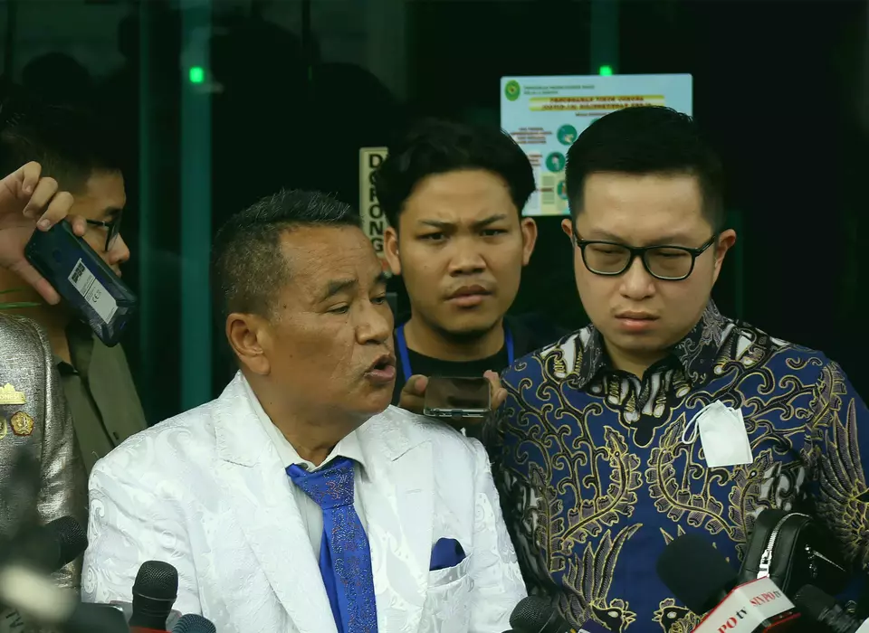 Tim kuasa hukum terdakwa Irjen Pol Teddy Minahasa, Hotman Paris Hutapea (tengah), memberikan keterangan usai sidang putusan kasus peredaran narkoba di Pengadilan Negeri Jakarta Barat, Selasa 9 Mei 2023.