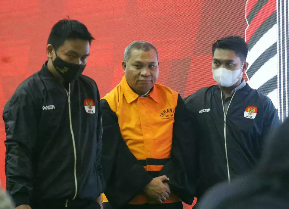 Tersangka atas perintangan penyidikan kasus yang menjerat Gubernur Papua no aktif Lukas Enembe, Stefanus Roy Rening (tengah), dikawal petugas usai diperiksa di gedung KPK, Jakarta, Selasa 9 Mei 2023.