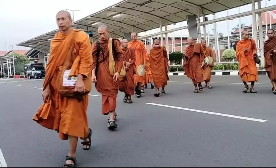 Puluhan biksu asal Thailand tiba di Indonesia, Selasa 9 Mei 2023, mereka akan berjalan kaki hingga Borobudur, Magelang, Jawa Tengah.