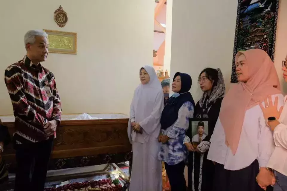Gubernur Jawa Tengah Ganjar Pranowo bertakziah ke rumah duka almarhum Adrianus Aribowo, teknisi yang meninggal dunia karena terjepit lift di kantor Pemprov Jateng, Rabu, 10 Mei 2023. 