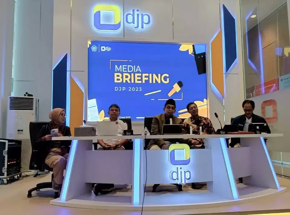 Dirjen Pajak Suryo Utomo (tengah) dalam media briefing di Kantor Pusat DJP, Jakarta, Kamis, 11 Mei 2023.
