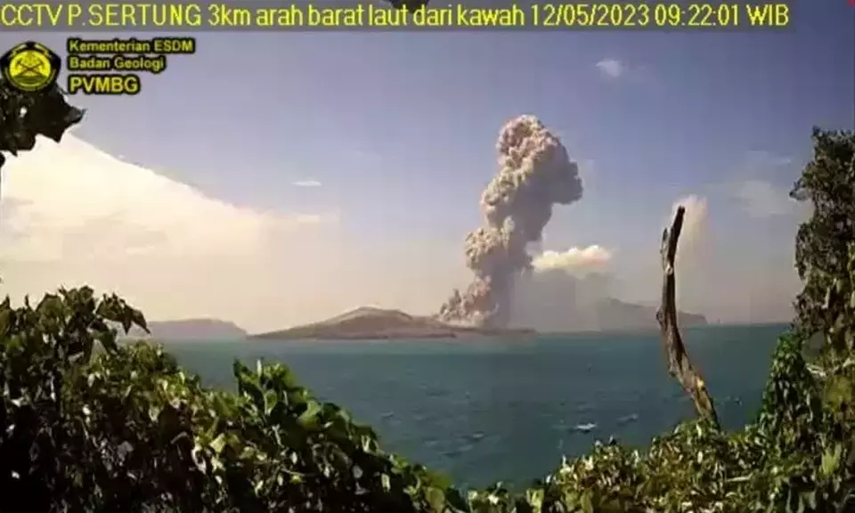 Pusat Vulkanologi dan Mitigasi Bencana Geologi (PVMBG) merekam aktivitas erupsi yang melontarkan kolom abu setinggi 2.500 meter di atas puncak Gunung Anak Krakatau yang berlokasi di perairan Selat Sunda, Lampung Selatan, Provinsi Lampung, Jumat 12 Mei 2023.