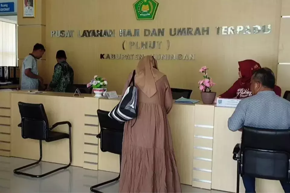 Sejumlah calon haji asal Kuningan melakukan pelunasan biaya haji di Islamic Center Kemenag Kabupaten Kuningan, Jumat, 12 Mei 2023.