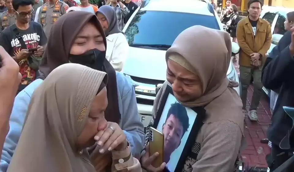 Keluarga Siswa SMK Yang Jadi Korban Pembacokan Histeris Saat Bertemu Pelaku