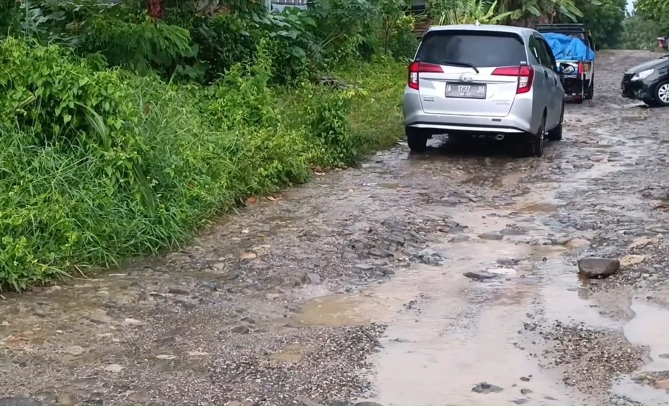 Kondisi Jalan yang menghubungkan Desa Taman Jaya dan Desa Ujung Jaya di Kecamatan Sumur, Kabupaten Pandeglang yang sudah puluhan tahun rusak parah.