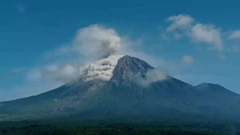 Gunung Semeru Luncurkan Awan Panas Guguran Sejauh 1,5 Kilometer