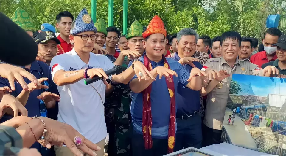 Menteri Pariwisata dan Ekonomi Kreatif (Menparekraf) Sandiaga Uno mengunjungi Desa Sungsang IV, Kecamatan Banyuasin II Kabupaten Banyuasin, Sumatera Selatan (Sumsel), Sabtu, 13 Mei 2023.