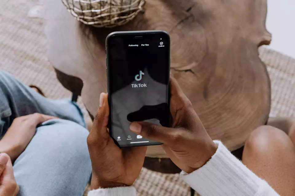 Ilustrasi membuka aplikasi TikTok