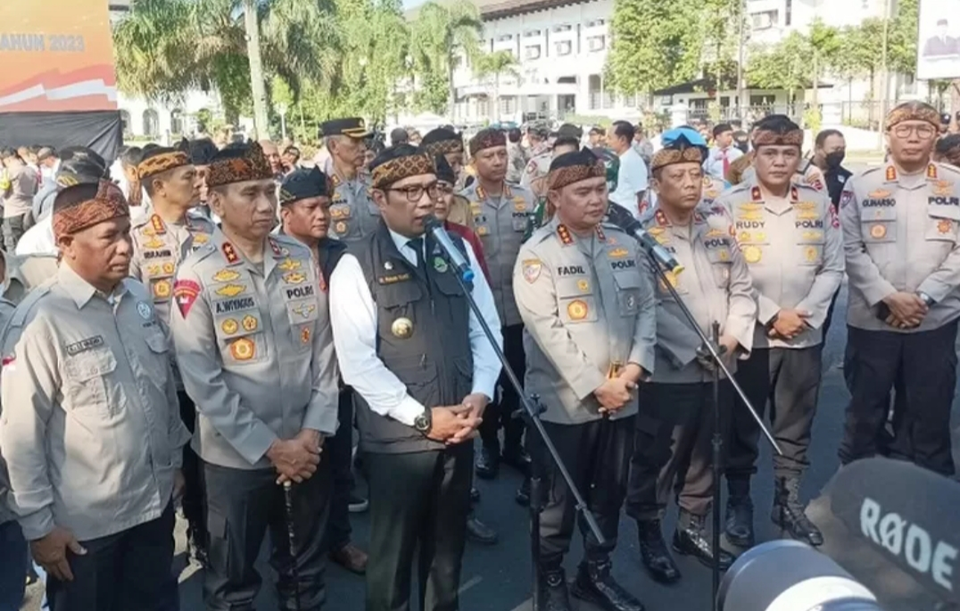 Kepala Badan Pemelihara Keamanan (Kabaharkam) Komjen Pol Fadil Imran (kanan) bersama Gubernur Jawa Barat Ridwan Kamil (kiri).