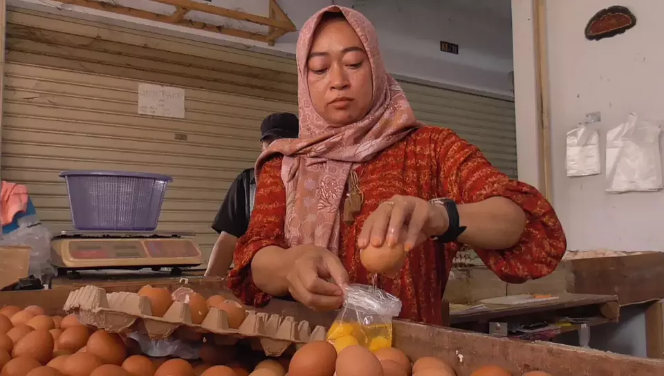 Sejumlah warga terpaksa membeli telur pecah yang dijual pedagang di Pasar Gudang Tigaraksa dengan harga Rp 2.000 per butir, Senin, 15 Mei 2023. 