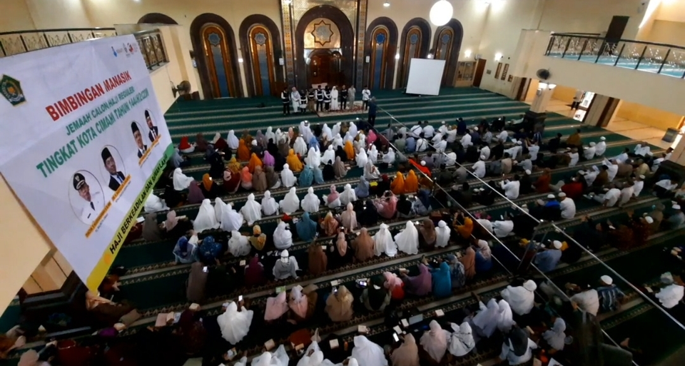 Ratusan calon jemaah haji asal Kota Cimahi, mengikuti bimbingan manasik haji di Masjid Agung Kota Cimahi, Senin, 15 Mei 2023.
