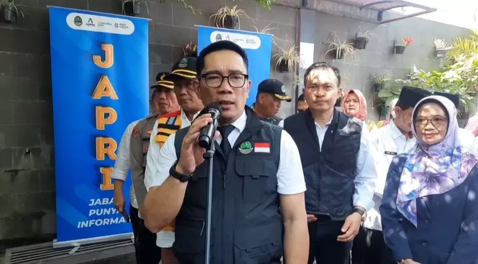 Gubernur Jawa Barat Ridwan Kamil meminta kepada media massa dan masyarakat khusus di Jawa Barat agar ikut serta mengawasi serta memviralkan kegiatan negatif seperti pungli.