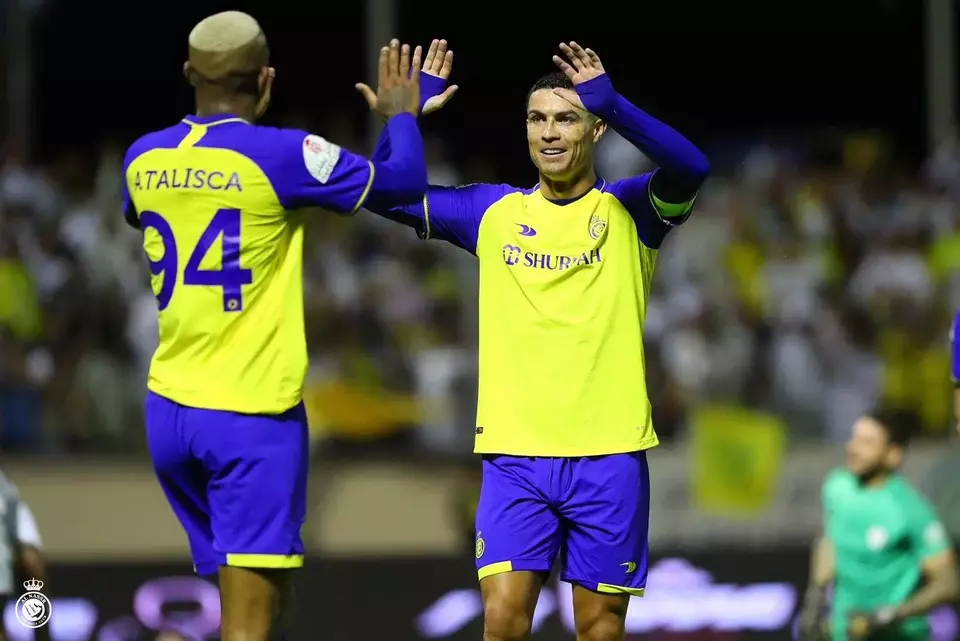 Penyerang Al Nassr, Cristiano Ronaldo (kanan), merayakan gol bersama Anderson Talisca. 
