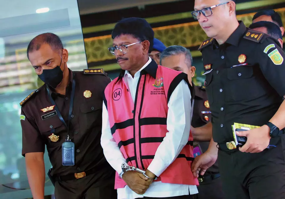 Menteri Komunikasi dan Informatika Johnny G Plate (tengah) digelandang petugas Kejaksaan usai menjalani pemeriksaan di Kejaksaan Agung (Kejagung), Jakarta, Rabu 17 Mei 2023.