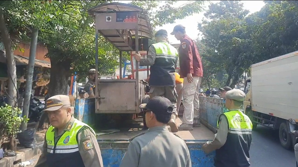Petugas Satpol PP menertibkan sejumlah gerobak pedagang kaki lima (PKL) di jalan Senen Raya, Jakarta Pusat, Kamis, 18 Mei 2023.