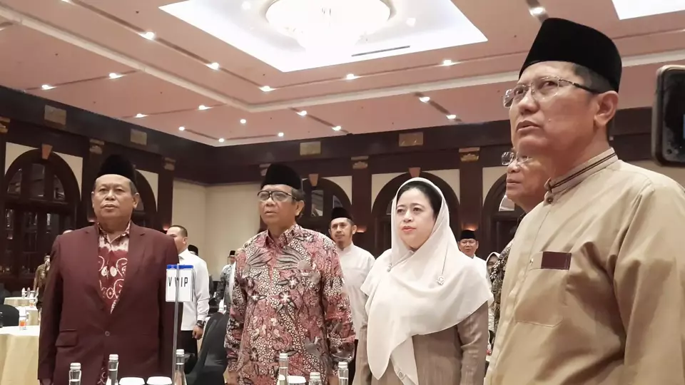 Puan Maharani dan Mahfud MD duduk bersebelahan di acara halalbihalal MUI di Hotel Bidakara, Jakarta Selatan, Kamis (18/05/2023). 