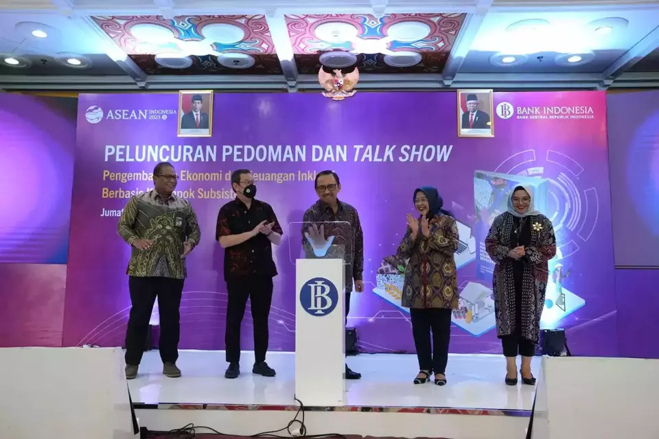 Deputi Gubernur Bank Indonesia, Juda Agung di acara peluncuran pedoman dan talk show pengembangan ekonomi dan keuangan inklusif berbasis kelompok subsistem, di Jakarta, Jumat, 19 Mei 2023.