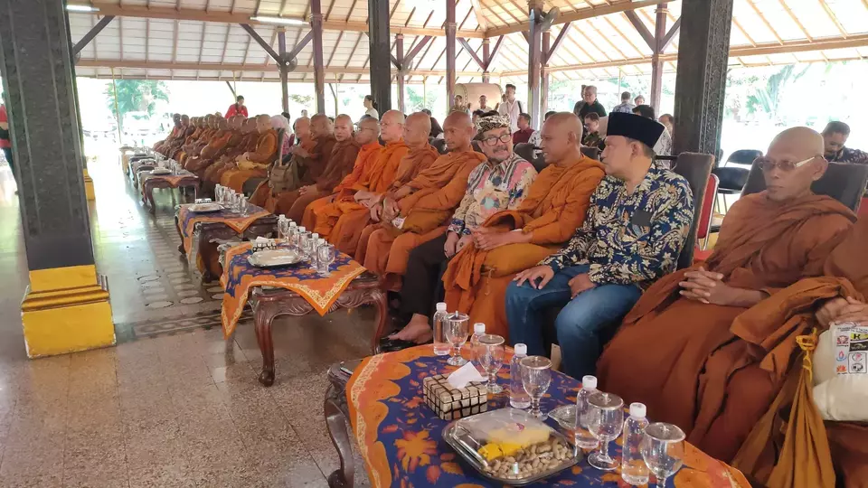 Puluhan biksu menghadiri undangan silaturahmi dengan Bupati Cirebon di Pendopo, Jalan Kartini, Kota Cirebon, Sabtu, 20 Mei 2023.
