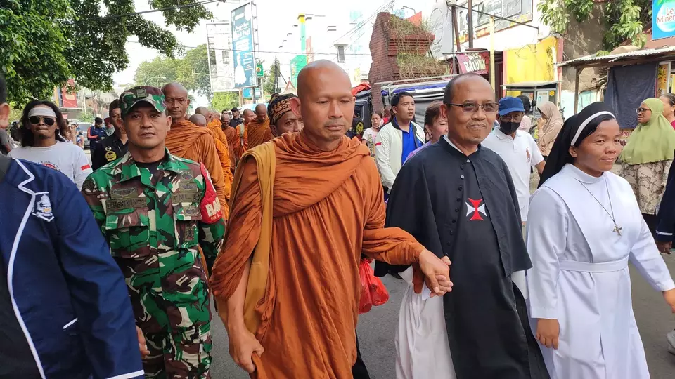Dengan digandeng Pastor Edo dari Gereja Santo Yusuf Cirebon, 32 bhante atau biksu yang jalan kaki dari Thailand menyambangi Keraton Kasepuhan Cirebon, Sabtu, 20 Mei 2023. 