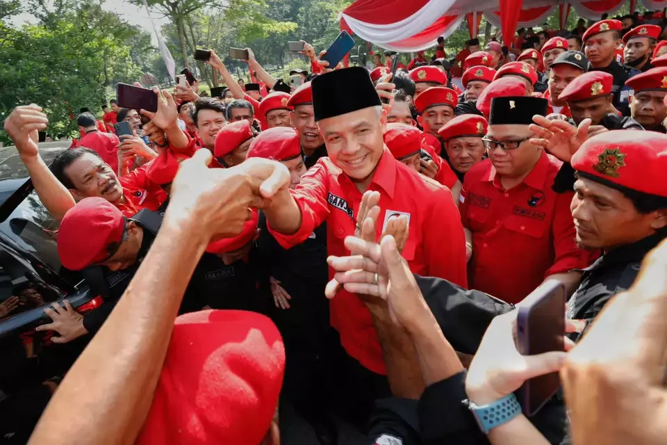 Ganjar Pranowo menyalami sejumlah orang seusai memimpin konsolidasi kader PDIP Sumatera Selatan di GOR Jakabaring, Kota Palembang pada Sabtu, 20 Mei 2023.