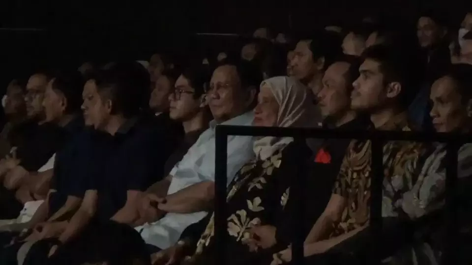 Menteri Pertahanan Prabowo Subianto, Sabtu malam, 20 Mei 2023 menyempatkan diri menonton konser grup musik Dewa 19 di Surabaya.