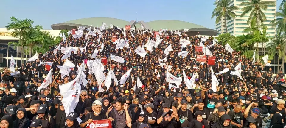Sebanyak 25.000 massa Aldera long march untuk memperingati 25 tahun reformasi di kawasan Gedung DPR/MPR, Jakarta, Minggu 21 Mei 2023.