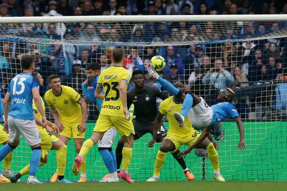 Striker Napoli Victor Osimhen melakukan tendangan salto ke gawang Inter Milan di Stadion Diego Armando Maradona, Minggu, 21 Mei 2023.