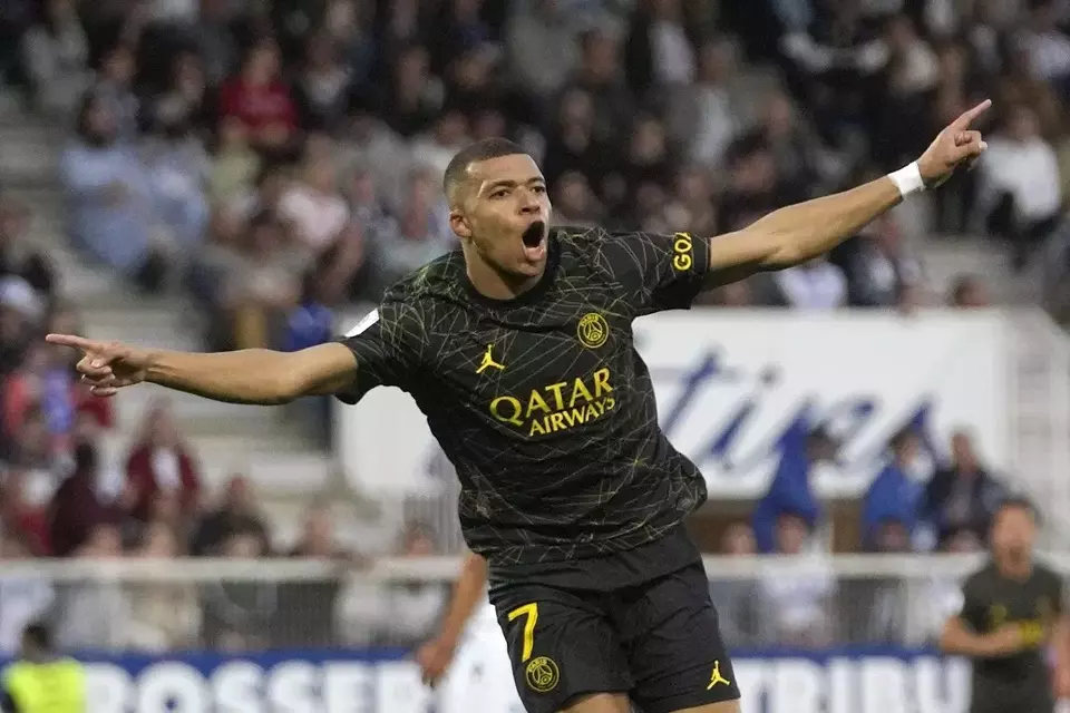 Penyerang Paris Saint Germain (PSG), Kylian Mbappe, merayakan gol ke gawang Auxerre.