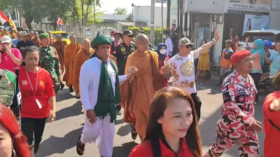 Sebanyak 32 bhante atau biksu yang tengah melakukan ritual thudong atau jalan kaki dari Thailand menuju Borobudur, Magelang, Jawa Tengah, kembali melanjutkan perjalanan, Senin, 22 Mei 2023.