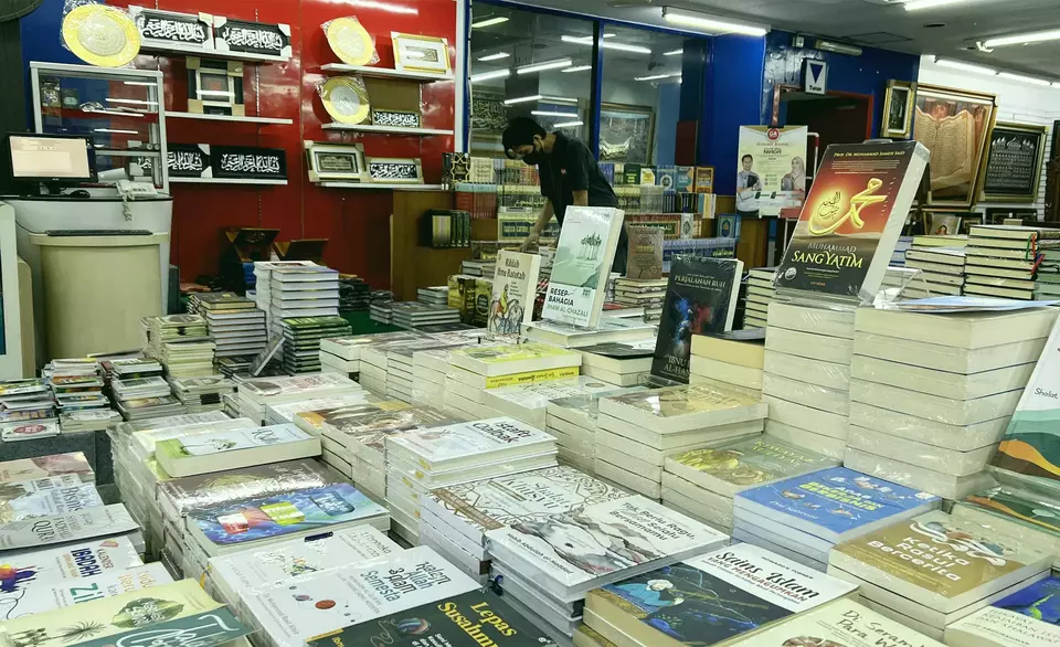 Pramuniaga menyusun buku yang dijual di toko buku Gunung Agung, Kwitang, Jakarta Pusat, Senin, 22 Mei 2023. 
