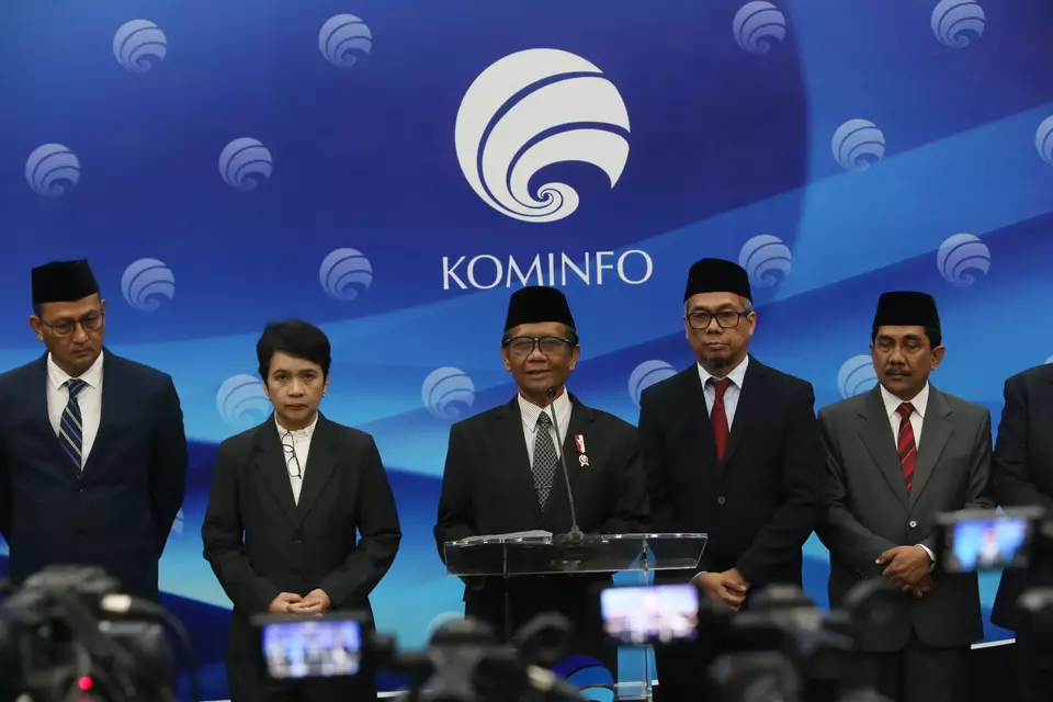 Plt Menteri Komunikasi dan Informatika Mahfud MD bersama jajaran eselon I Kemenkominfo saat melakukan jumpa pers seusai melantik 4 pejabat eselon I di Jakarta, Selasa, 23 Mei 2023.