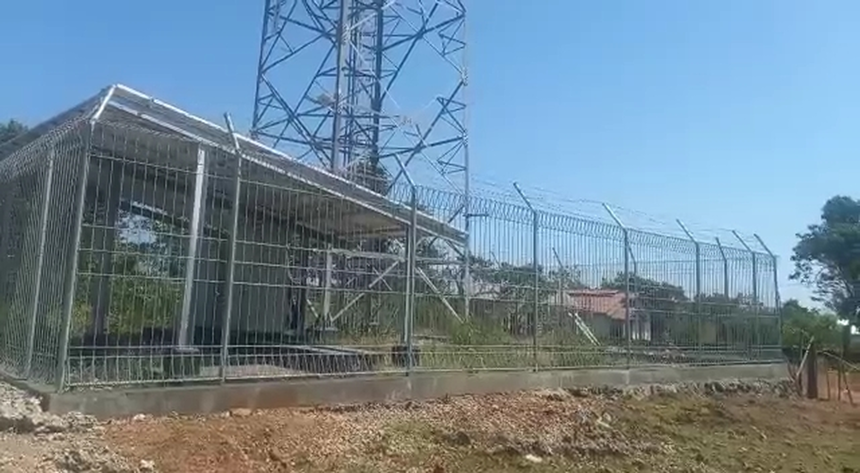 Bangunan tower BTS (Base Transceiver Station) Bhakti di RT 02, RW 01, Dusun 01, Desa Letbaun, Kecamatan Semau, Kabupaten Kupang.