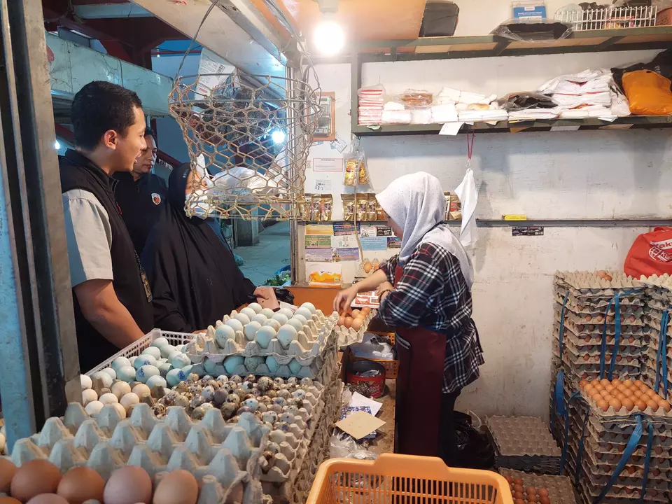 Penjual telur di Pasar Atas Baru Kota Cimahi, Jawa Barat,