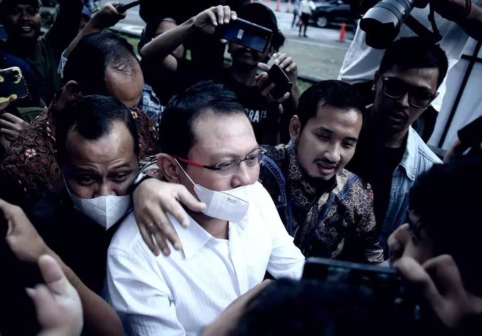 Sekretaris Mahkamah Agung (MA) Hasbi Hasan (tengah), usai memenuhi panggilan penyidik KPK untuk diperiksa sebagai tersangka kasus dugaan suap pengurusan perkara di Mahkamah Agung, di gedung KPK, Jakarta, Rabu 24 Mei 2023.