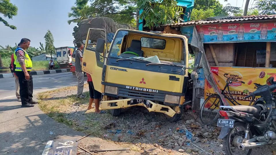 Kondisi truk menabrak warung dan sepeda motor di jalur Pantura, Kudus, Rabu 24 Mei 2023. 
