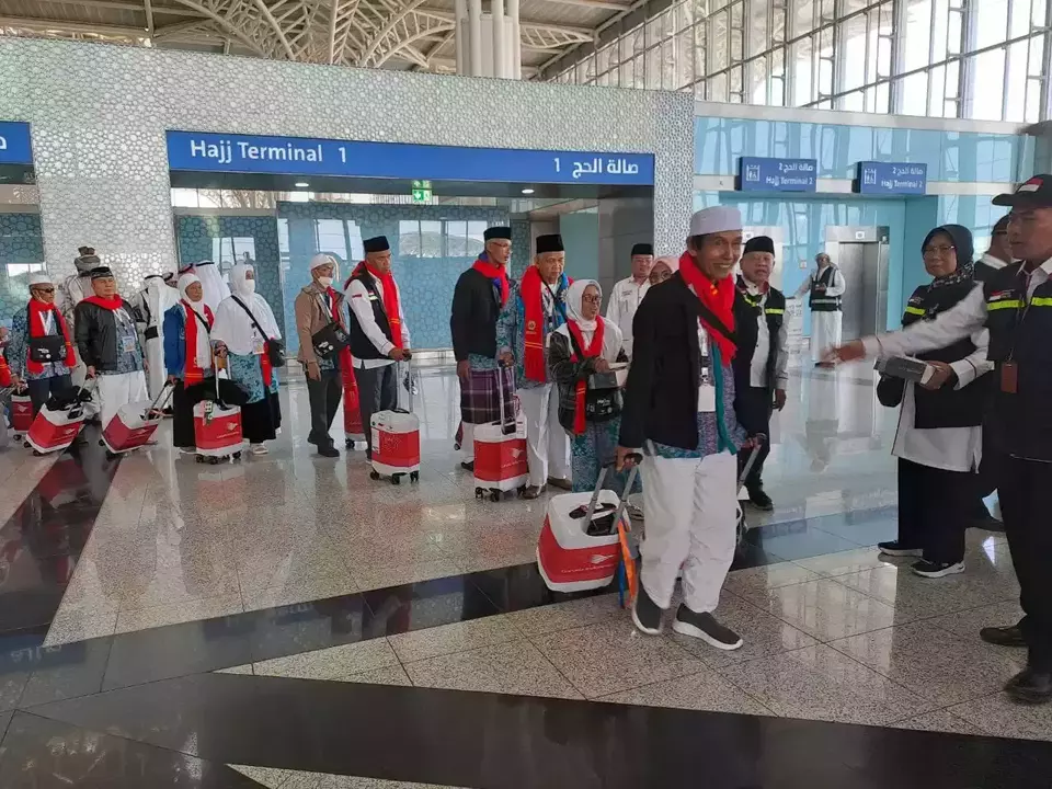Jemaah haji Indonesia tiba secara bertahap di Bandara Amir Muhammad bin Abdul Aziz Madinah, Arab Saudi, Kamis, 25 Mei 2023.