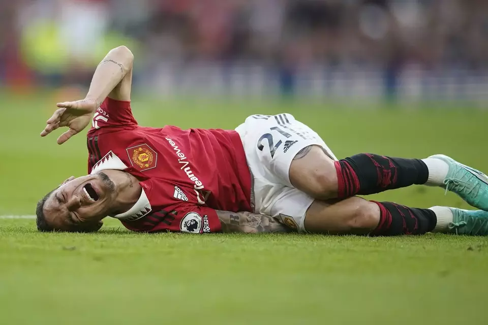 Peman Manchester United, Antony, mengerang kesakitan karena cedera.
